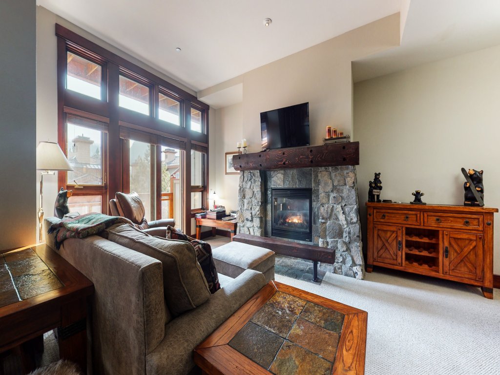 Juniper Crest 6 Luxury Home, Walk to Eagle Lodge and Gorgeous Mountain Views Vacation Rental in Mammoth Lakes - RedAwning