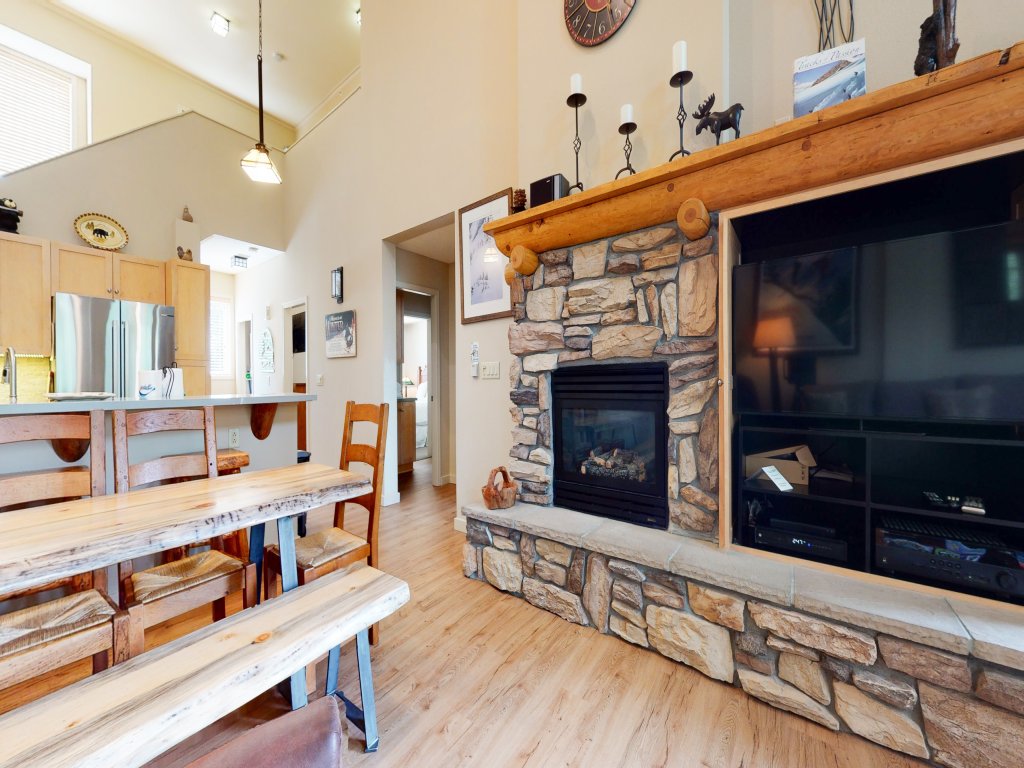 Mammoth Green 214 Quiet, Remodeled, Private Washer Dryer, BBQ Grill, Walk to Eagle Lodge Vacation Rental in Mammoth Lakes - RedAwning