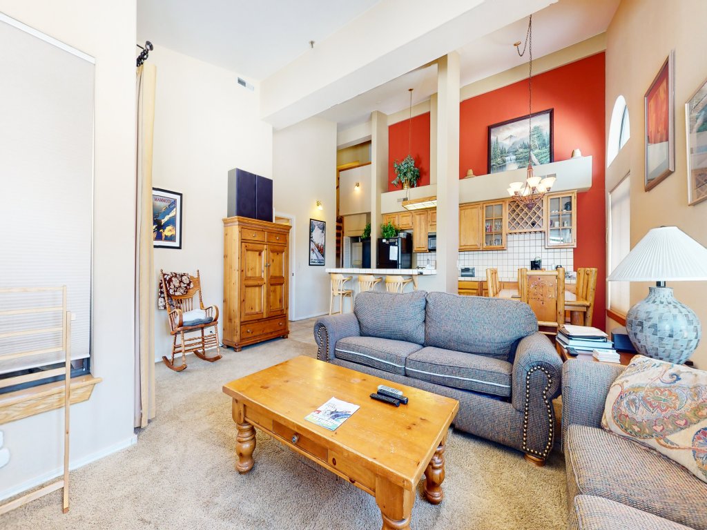 Silver Bear 39 Walk to Canyon Lodge, Washer/Dryer Vacation Rental in Mammoth Lakes - RedAwning