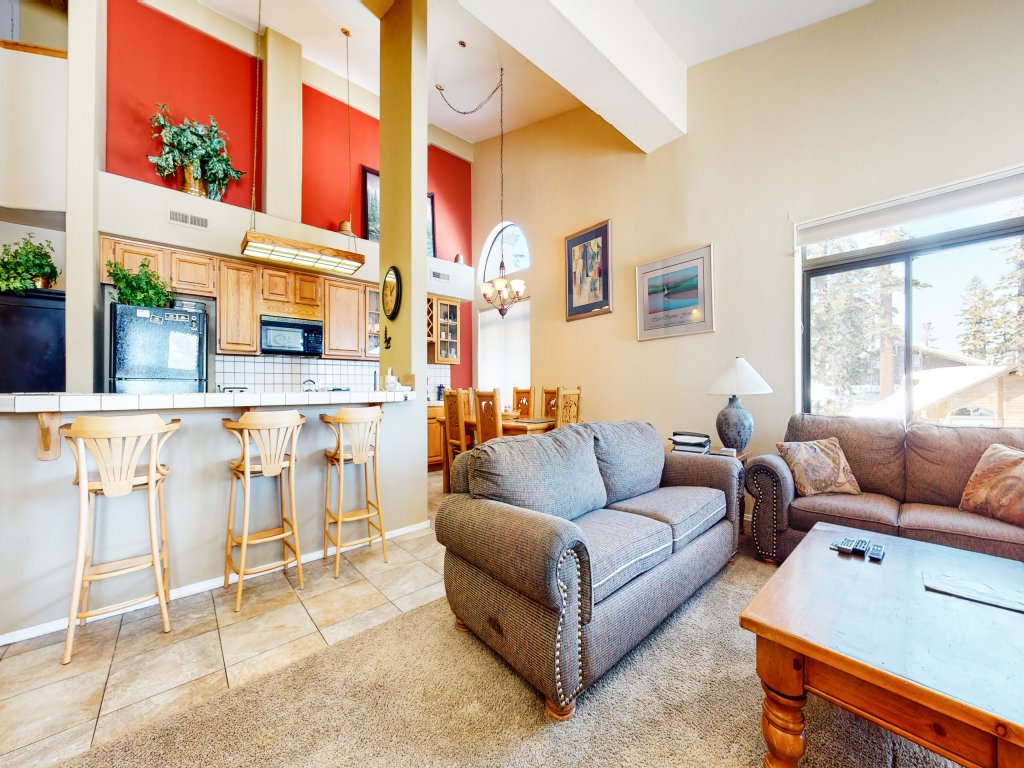 Silver Bear 39 Walk to Canyon Lodge, Washer/Dryer Vacation Rental in Mammoth Lakes - RedAwning