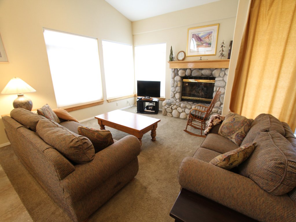 Silver Bear 39 Walk to Canyon Lodge, Washer/Dryer Vacation Rental in Mammoth Lakes - RedAwning