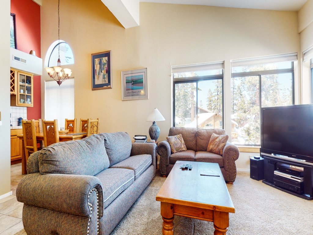 Silver Bear 39 Walk to Canyon Lodge, Washer/Dryer Vacation Rental in Mammoth Lakes - RedAwning