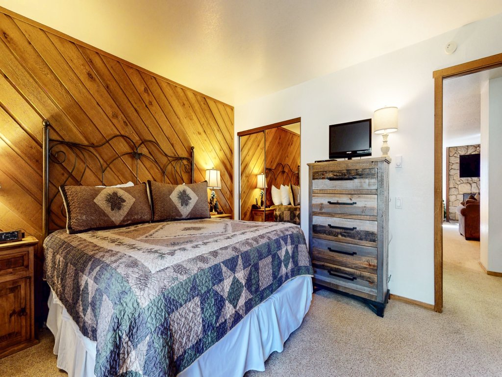 Snowcreek I 39 Pet-Friendly, Private Washer Dryer, Mountain Views Vacation Rental in Mammoth Lakes - RedAwning
