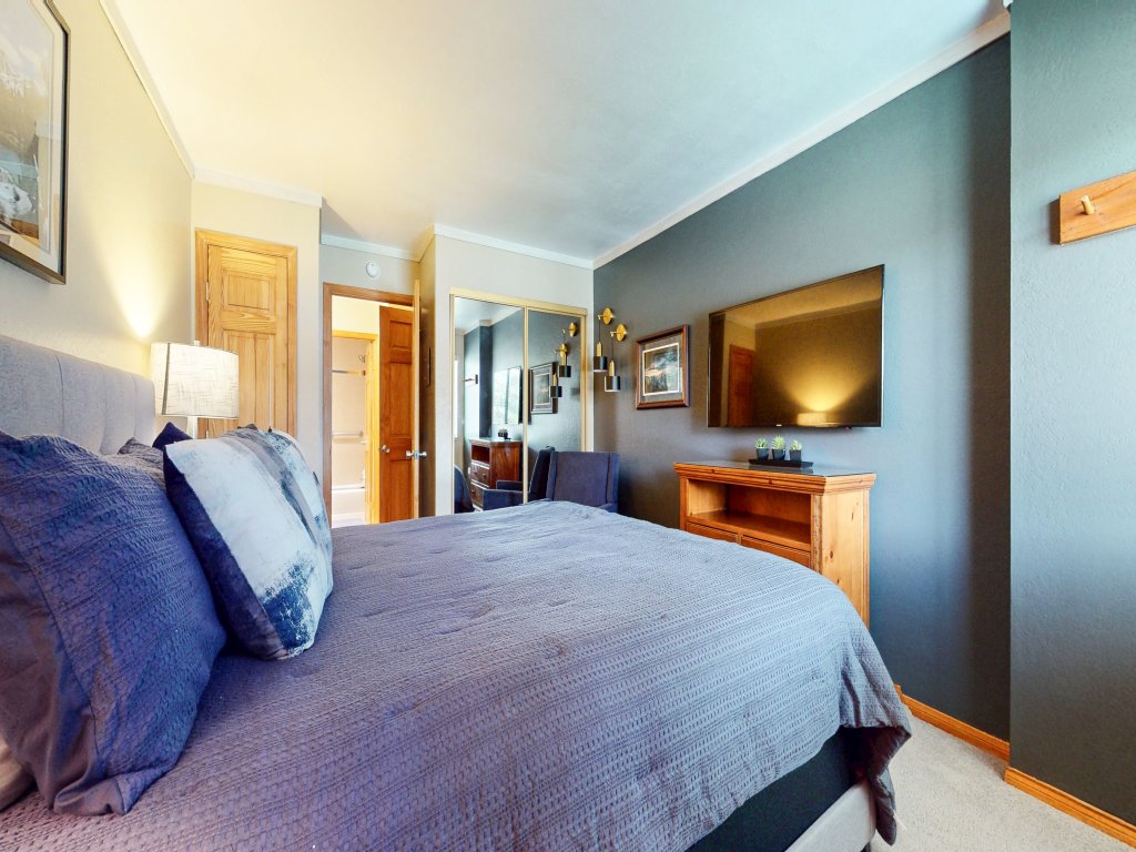 Summit 55 Updated Condo, Walk to Eagle Lodge Vacation Rental in Mammoth Lakes - RedAwning