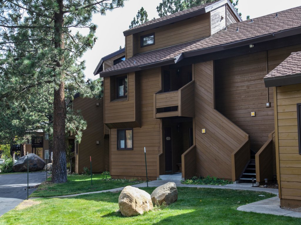 Wildflower 6 Spacious, Rustic, Walk to Shop and Restaurants Vacation Rental in Mammoth Lakes - RedAwning