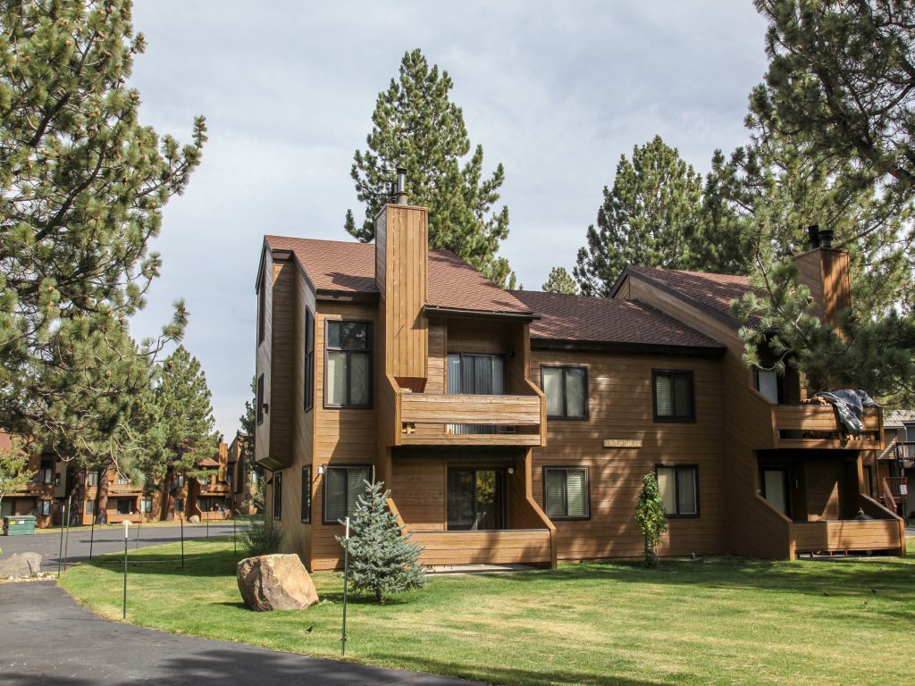 Wildflower 6 Spacious, Rustic, Walk to Shop and Restaurants Vacation Rental in Mammoth Lakes - RedAwning