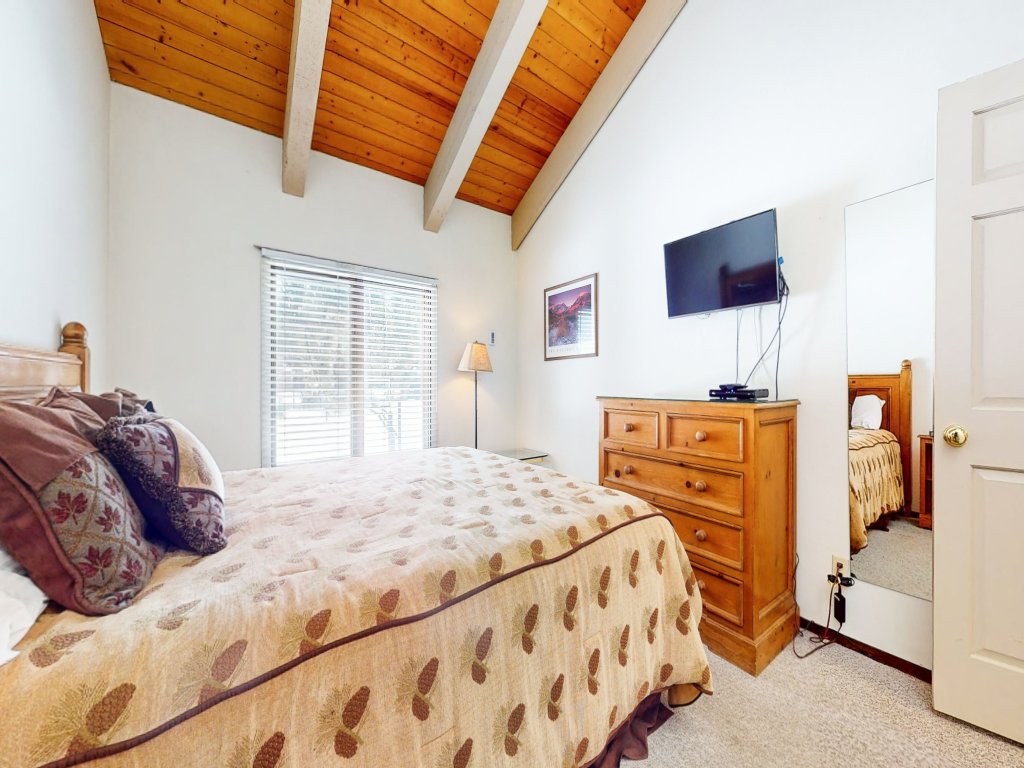 Wildflower 6 Spacious, Rustic, Walk to Shop and Restaurants Vacation Rental in Mammoth Lakes - RedAwning