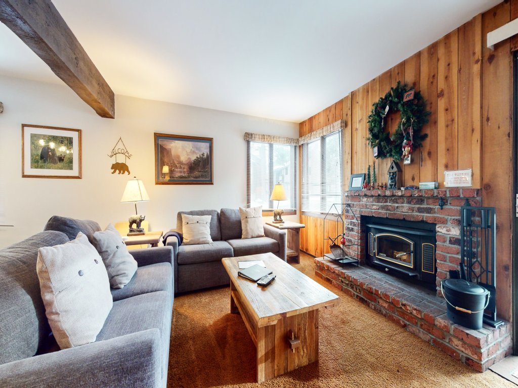 Wildflower 37 Cozy, Quaint, Walk to Shop and Restaurants Vacation Rental in Mammoth Lakes - RedAwning