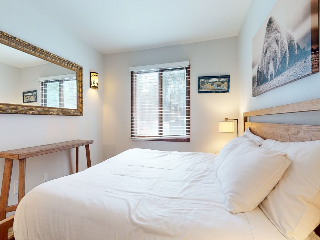 Wildflower 37 Cozy, Quaint, Walk to Shop and Restaurants Vacation Rental in Mammoth Lakes - RedAwning