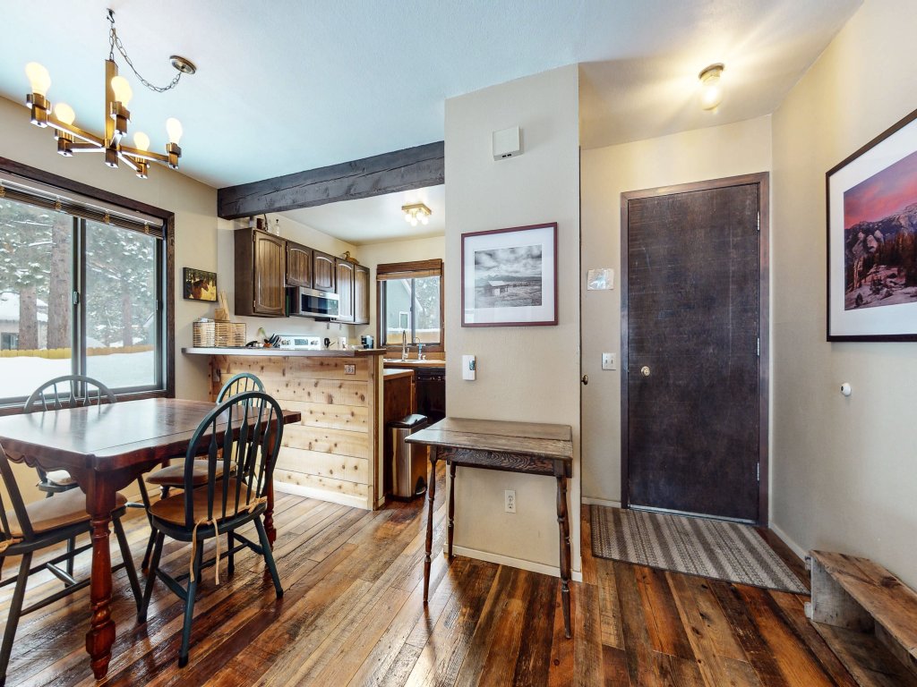 Wildflower 39 Rustic, Comfortable, Walk to Shop and Restaurants Vacation Rental in Mammoth Lakes - RedAwning