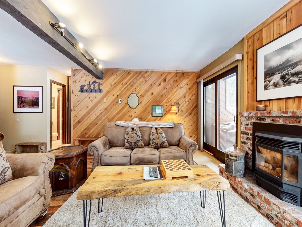 Wildflower 39 Rustic, Comfortable, Walk to Shop and Restaurants Vacation Rental in Mammoth Lakes - RedAwning