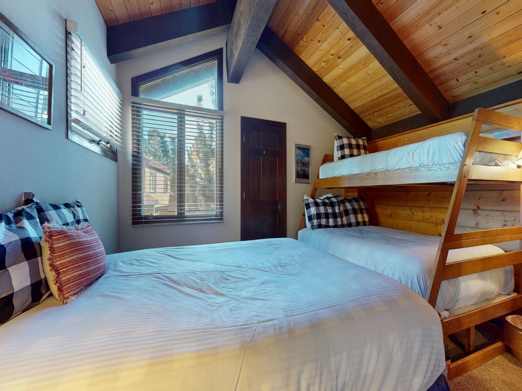 Wildflower 42 Quaint, Cozy, Walk to Shop and Restaurants Vacation Rental in Mammoth Lakes - RedAwning