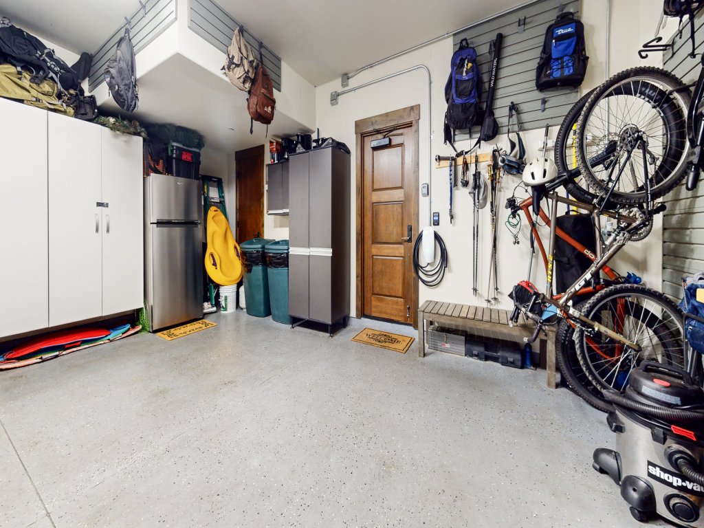 Woodwinds 1323 Pet-Friendly, On Sierra Star Golf Course, Garage and Jacuzzi, Luxury Home Vacation Rental in Mammoth Lakes - RedAwning