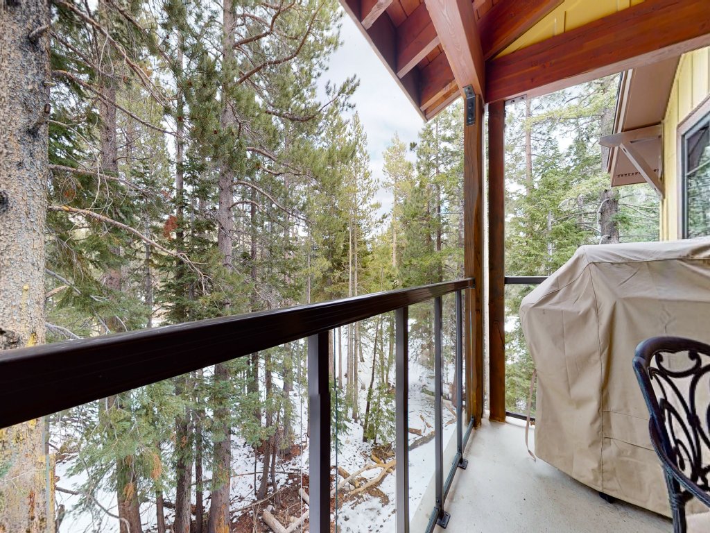Woodwinds 1323 Pet-Friendly, On Sierra Star Golf Course, Garage and Jacuzzi, Luxury Home Vacation Rental in Mammoth Lakes - RedAwning