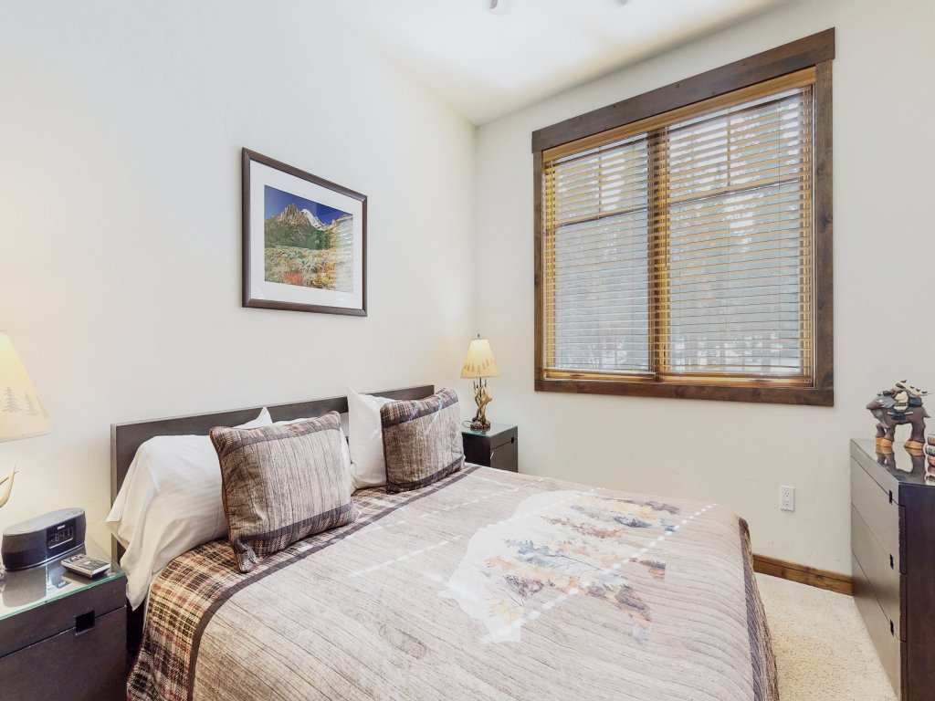 Woodwinds 1323 Pet-Friendly, On Sierra Star Golf Course, Garage and Jacuzzi, Luxury Home Vacation Rental in Mammoth Lakes - RedAwning
