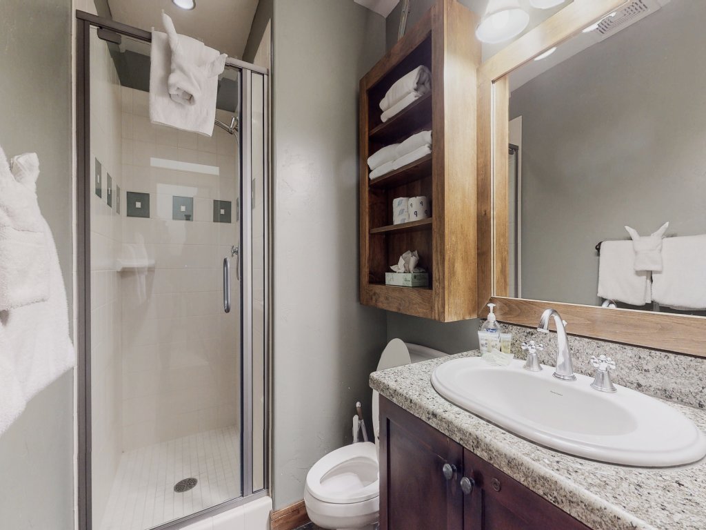 Woodwinds 1323 Pet-Friendly, On Sierra Star Golf Course, Garage and Jacuzzi, Luxury Home Vacation Rental in Mammoth Lakes - RedAwning