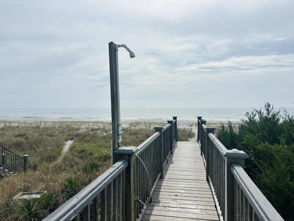 1 Fine Day / 129 Ocean Blvd West Vacation Rental in Holden Beach - RedAwning
