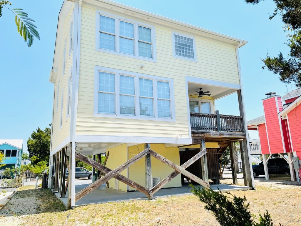 Angling Inn / 111 Frigate Vacation Rental in Holden Beach - RedAwning