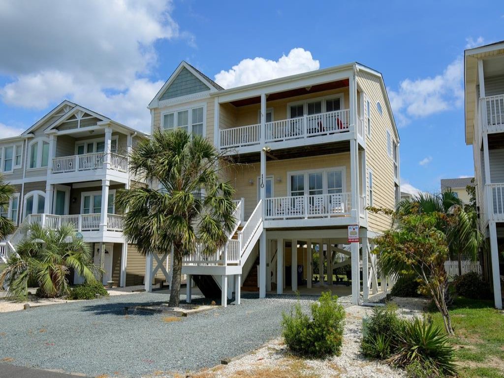 Casa de la Playa / 110 Marshwalk Vacation Rental in Holden Beach - RedAwning