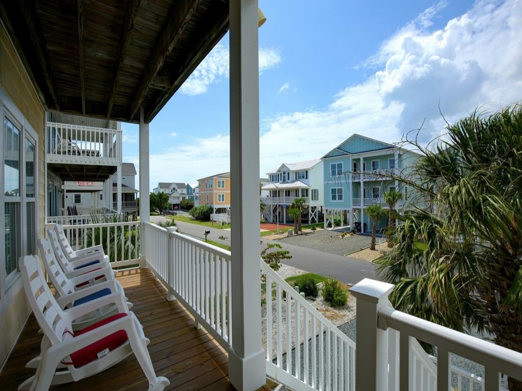 Casa de la Playa / 110 Marshwalk Vacation Rental in Holden Beach - RedAwning