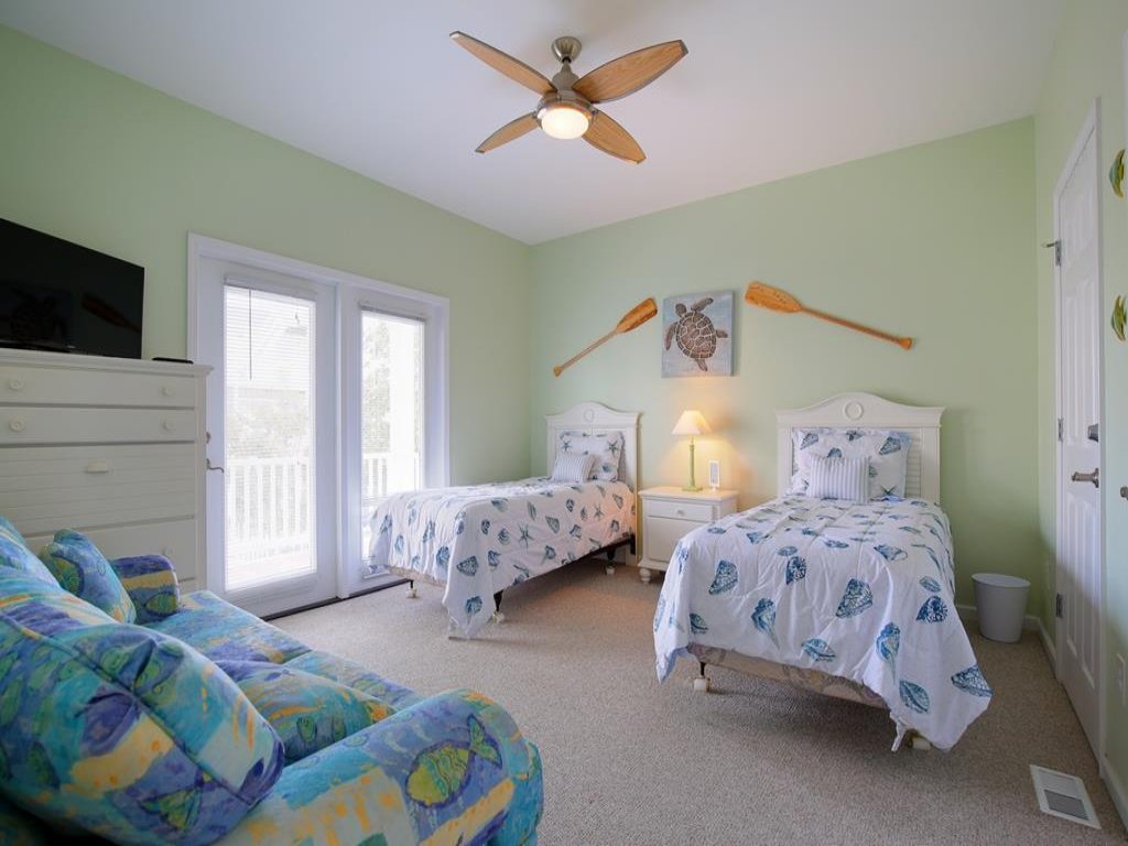 Casa de la Playa / 110 Marshwalk Vacation Rental in Holden Beach - RedAwning