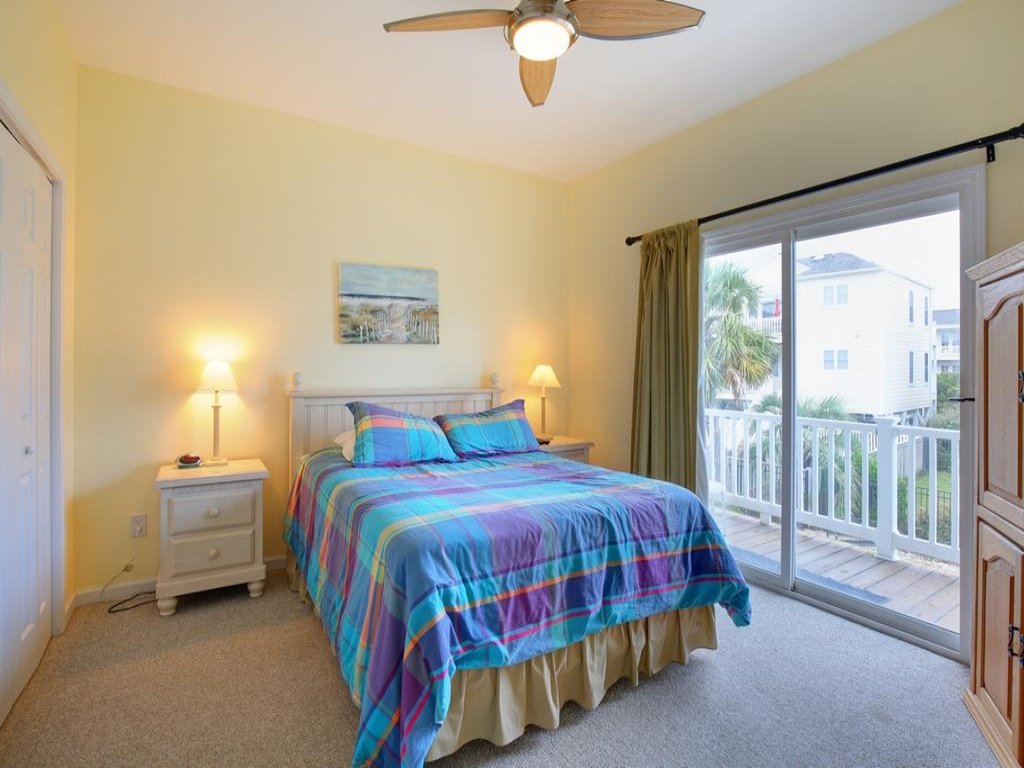 Casa de la Playa / 110 Marshwalk Vacation Rental in Holden Beach - RedAwning