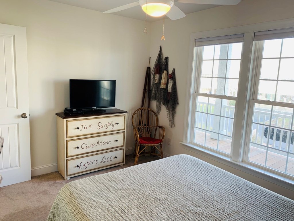 Compass Rose / 109 Sunshine Vacation Rental in Holden Beach - RedAwning