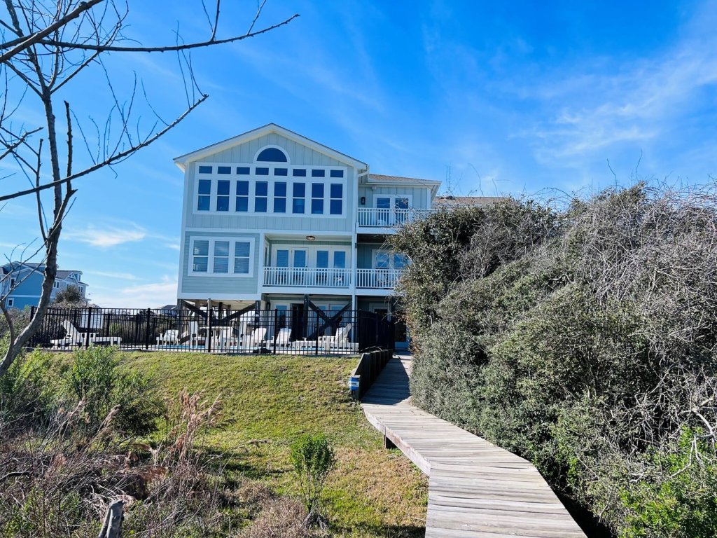 Full Circle / 324 Serenity Lane Vacation Rental in Holden Beach - RedAwning
