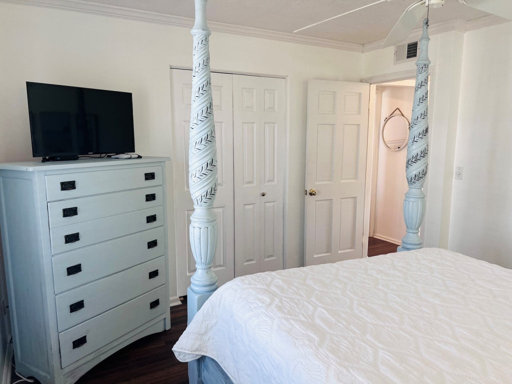 Holden Time / 320 Ocean Blvd West Vacation Rental in Holden Beach - RedAwning
