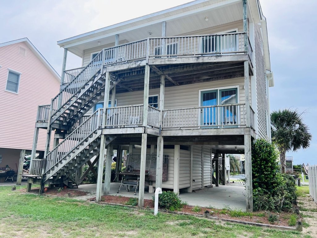 Le Tournesol / 1164 Ocean Blvd West Vacation Rental in Holden Beach - RedAwning