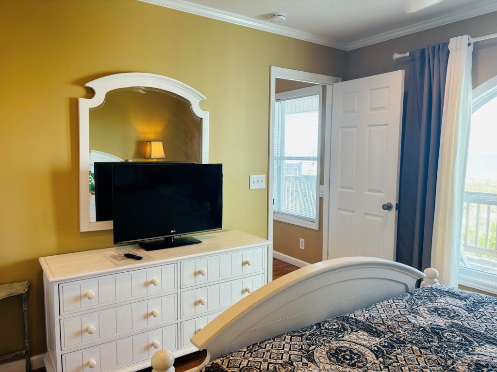 Sea Biscuit / 841 Ocean Blvd W Vacation Rental in Holden Beach - RedAwning