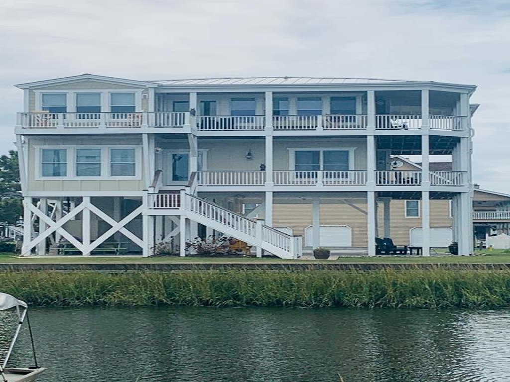Shore Beats Workin' / 134 Burlington Vacation Rental in Holden Beach - RedAwning