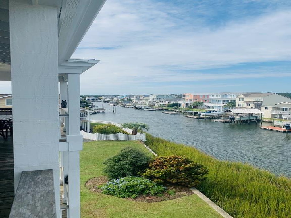 Shore Beats Workin' / 134 Burlington Vacation Rental in Holden Beach - RedAwning