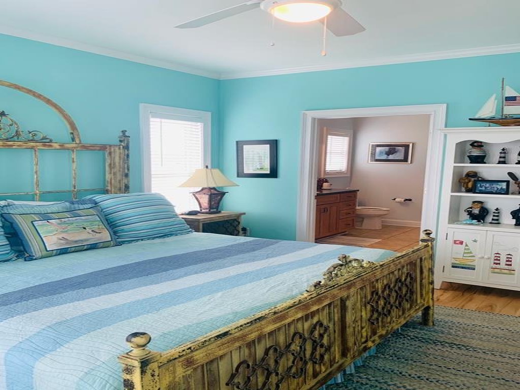 Shore Beats Workin' / 134 Burlington Vacation Rental in Holden Beach - RedAwning