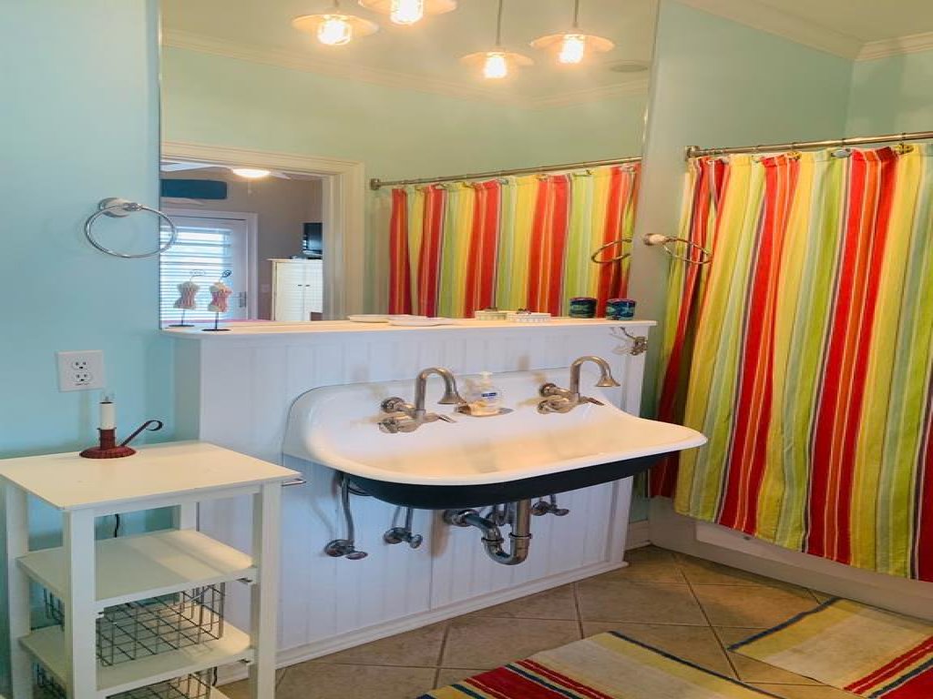 Shore Beats Workin' / 134 Burlington Vacation Rental in Holden Beach - RedAwning