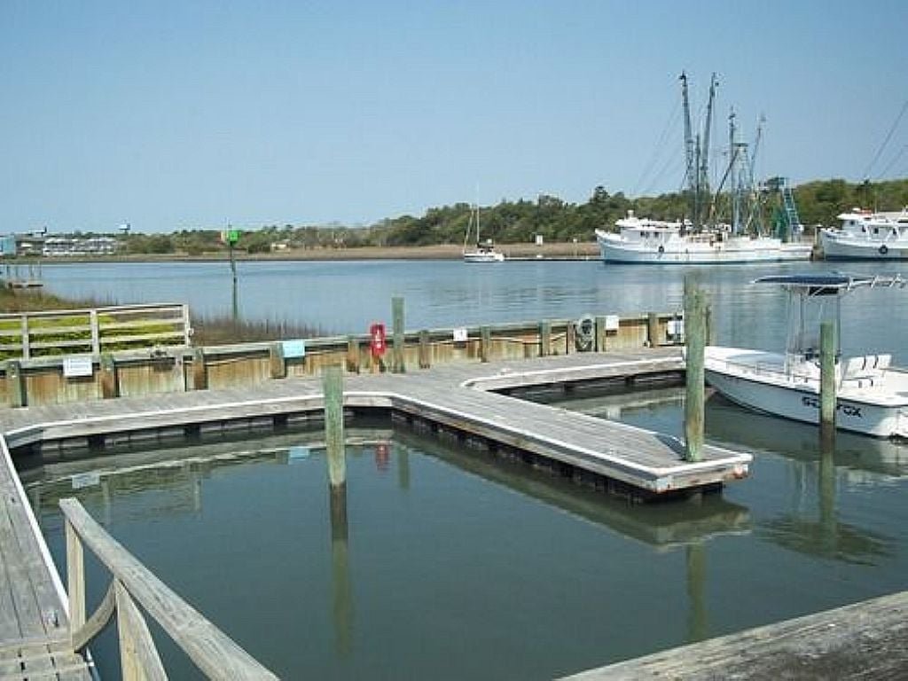 The Rainbow Connection / 165 Ocean Blvd East Vacation Rental in Holden Beach - RedAwning