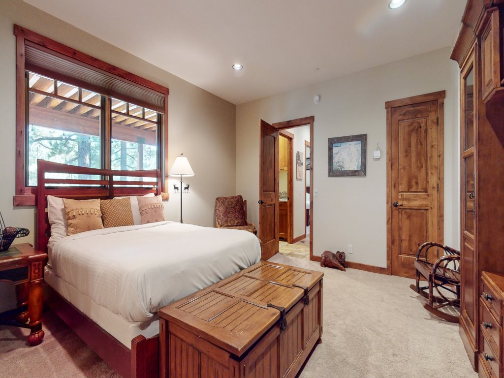 Graystone 2088 Elegant Large Mountain Home with Private Jacuzzi, Close to Eagle Lodge Vacation Rental in Mammoth Lakes - RedAwning