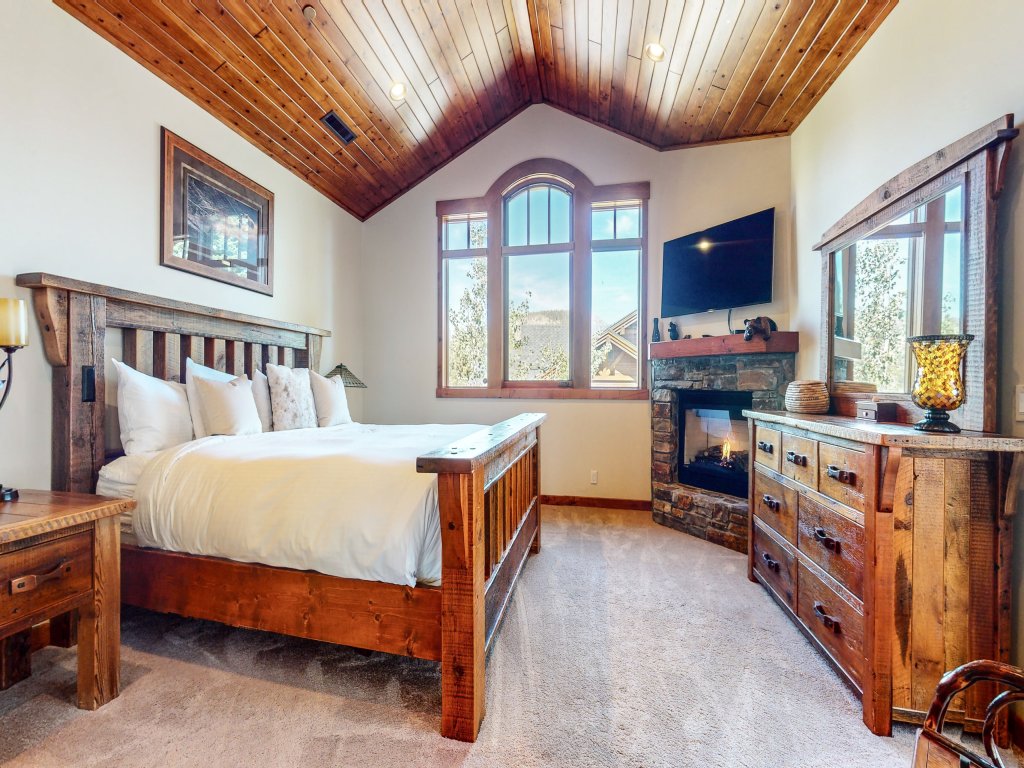 Graystone 2088 Elegant Large Mountain Home with Private Jacuzzi, Close to Eagle Lodge Vacation Rental in Mammoth Lakes - RedAwning