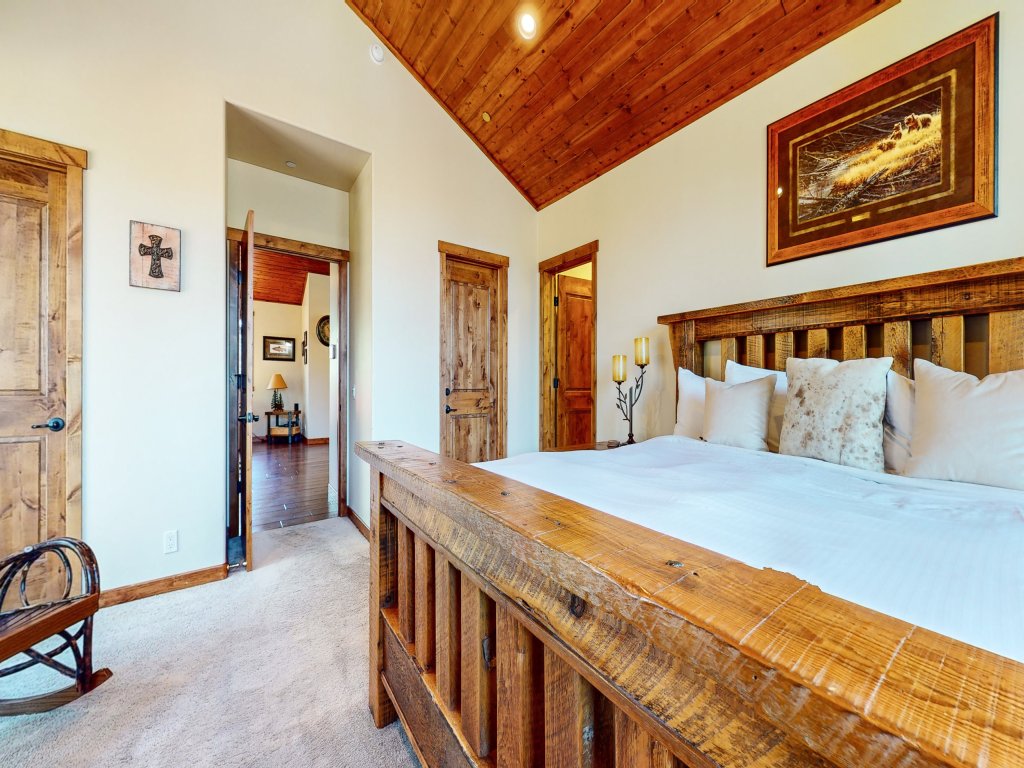 Graystone 2088 Elegant Large Mountain Home with Private Jacuzzi, Close to Eagle Lodge Vacation Rental in Mammoth Lakes - RedAwning