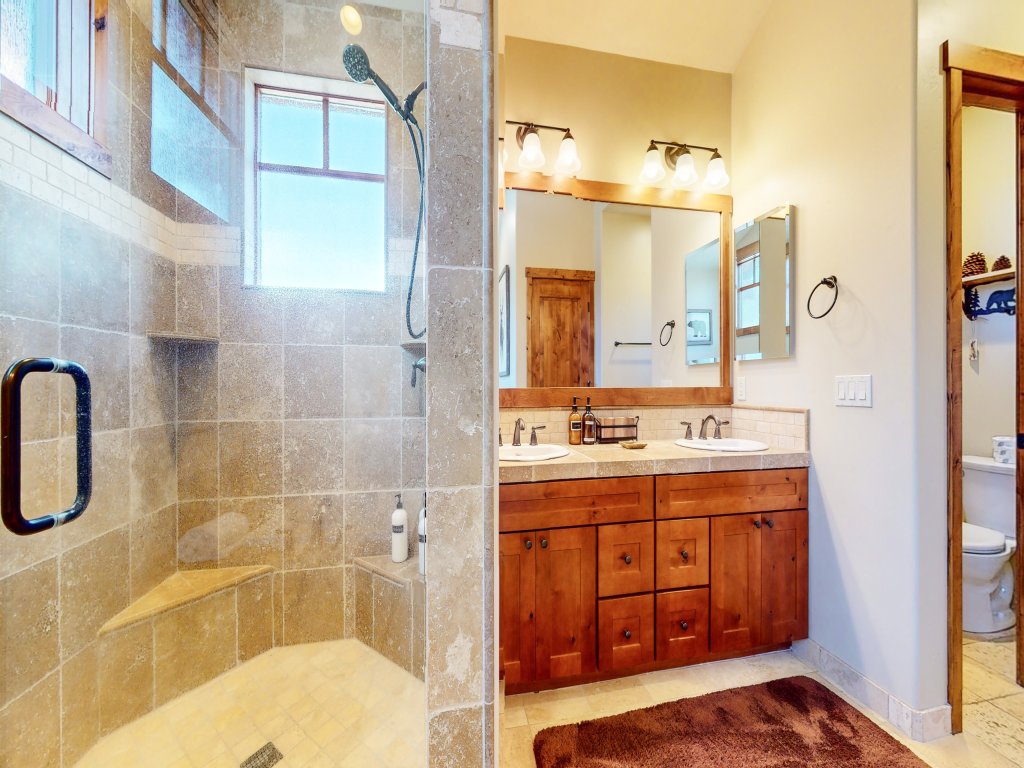 Graystone 2088 Elegant Large Mountain Home with Private Jacuzzi, Close to Eagle Lodge Vacation Rental in Mammoth Lakes - RedAwning
