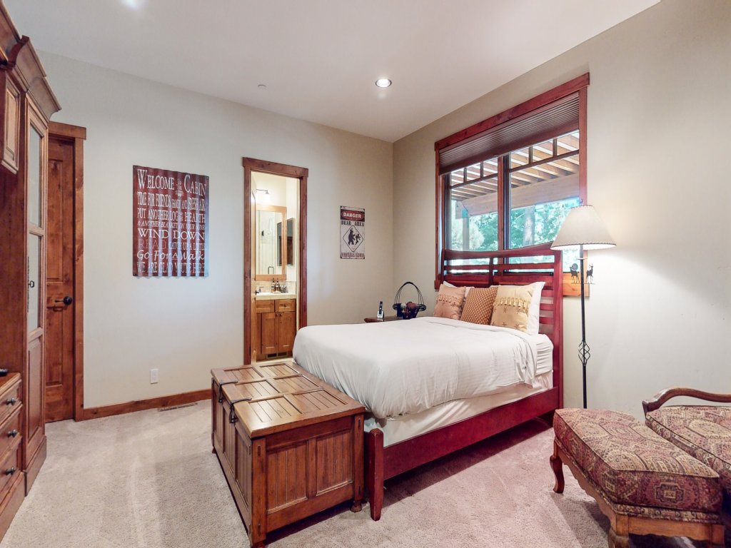 Graystone 2088 Elegant Large Mountain Home with Private Jacuzzi, Close to Eagle Lodge Vacation Rental in Mammoth Lakes - RedAwning