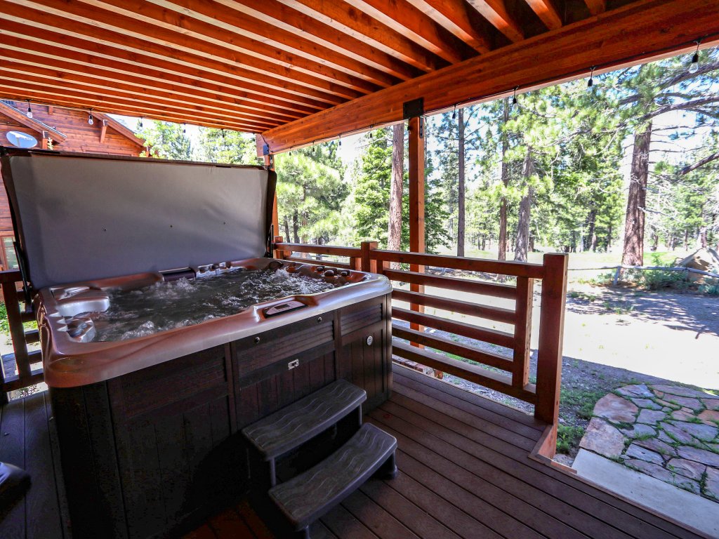 Graystone 2088 Elegant Large Mountain Home with Private Jacuzzi, Close to Eagle Lodge Vacation Rental in Mammoth Lakes - RedAwning