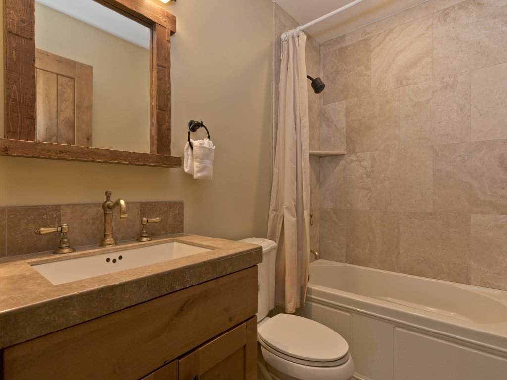 Stonegate 5 Large Luxury Home, Private Washer Dryer and Walk to the Village Vacation Rental in Mammoth Lakes - RedAwning