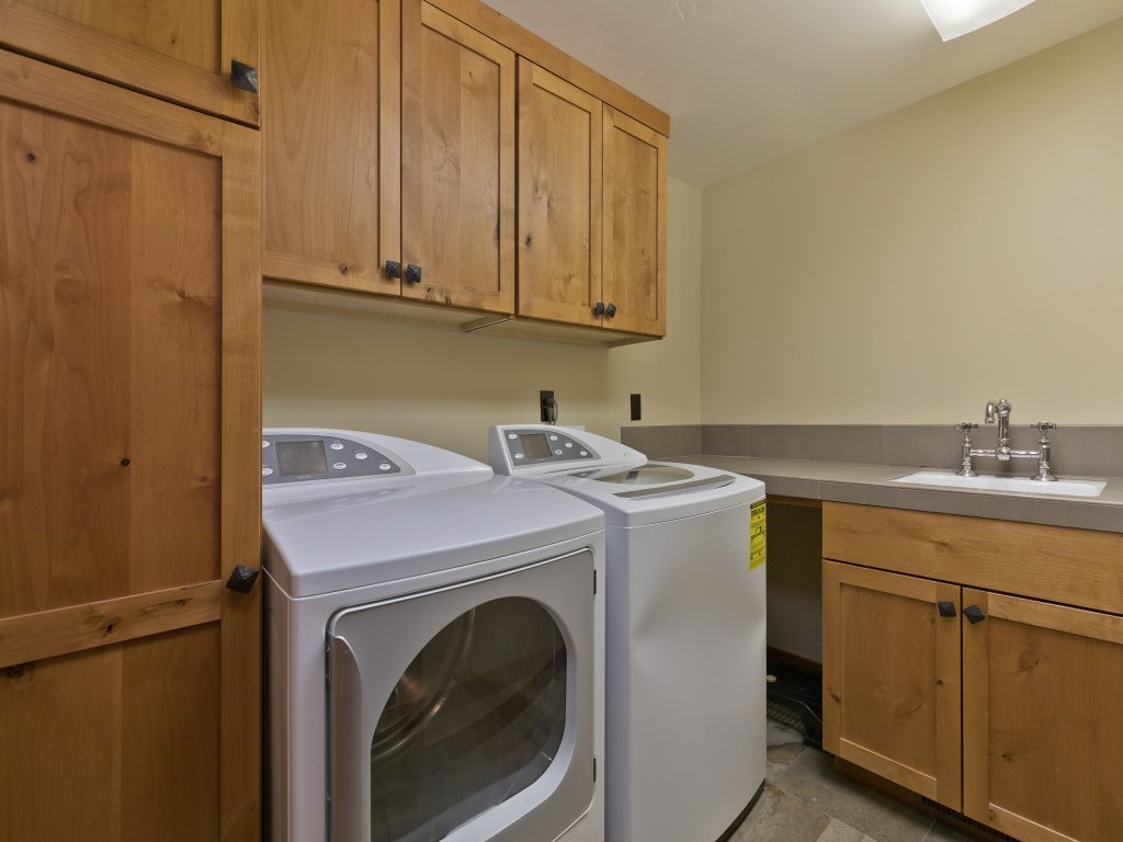 Stonegate 5 Large Luxury Home, Private Washer Dryer and Walk to the Village Vacation Rental in Mammoth Lakes - RedAwning