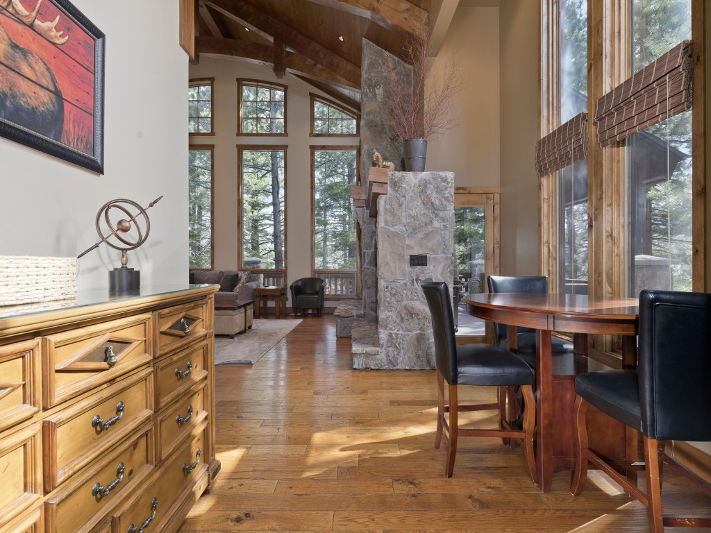Stonegate 5 Large Luxury Home, Private Washer Dryer and Walk to the Village Vacation Rental in Mammoth Lakes - RedAwning