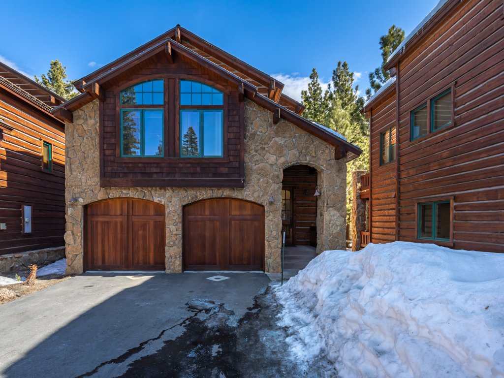 Stonegate 5 Large Luxury Home, Private Washer Dryer and Walk to the Village Vacation Rental in Mammoth Lakes - RedAwning