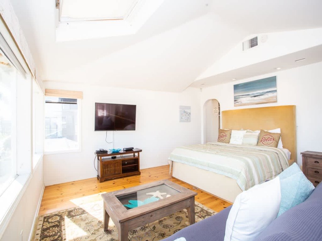  1002 E. Oceanfront | Biggest Oceanfront in Newport Sleeps 20 Vacation Rental in Newport Beach - RedAwning