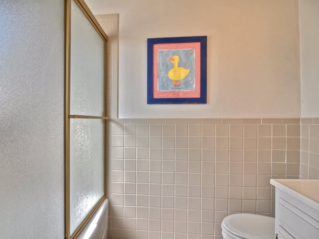 201 Ruby | Affordable Quaint Cottage Balboa Island Vacation Rental in Newport Beach - RedAwning