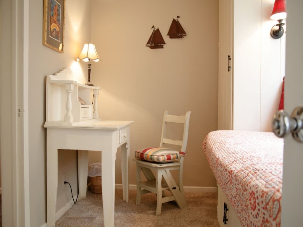 201 Ruby | Affordable Quaint Cottage Balboa Island Vacation Rental in Newport Beach - RedAwning