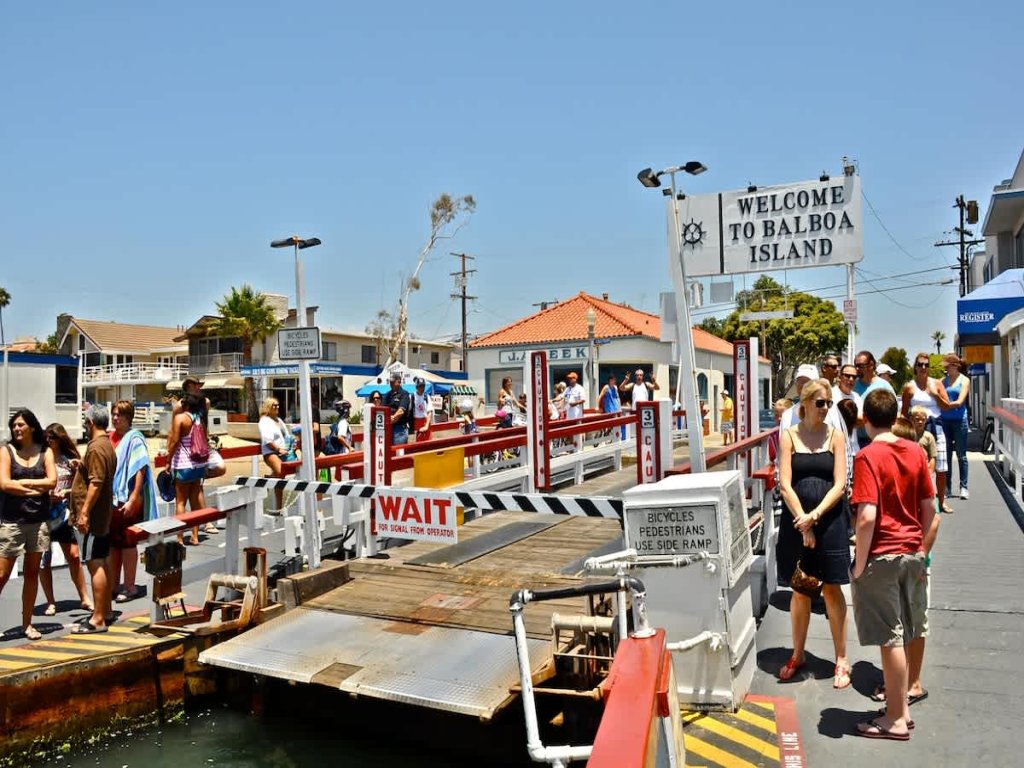 201 Ruby | Affordable Quaint Cottage Balboa Island Vacation Rental in Newport Beach - RedAwning